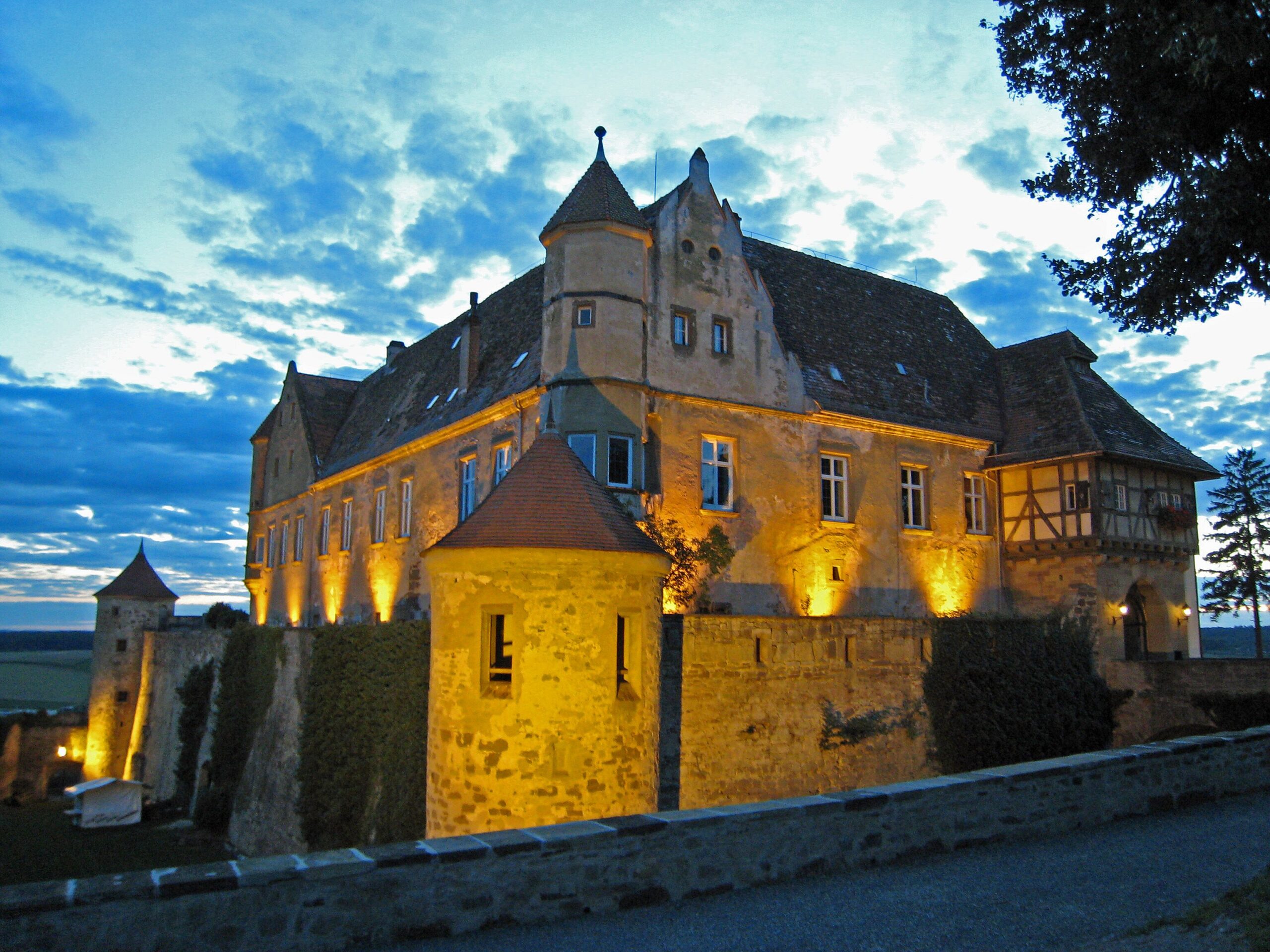 Burg beleuchtet Knauss